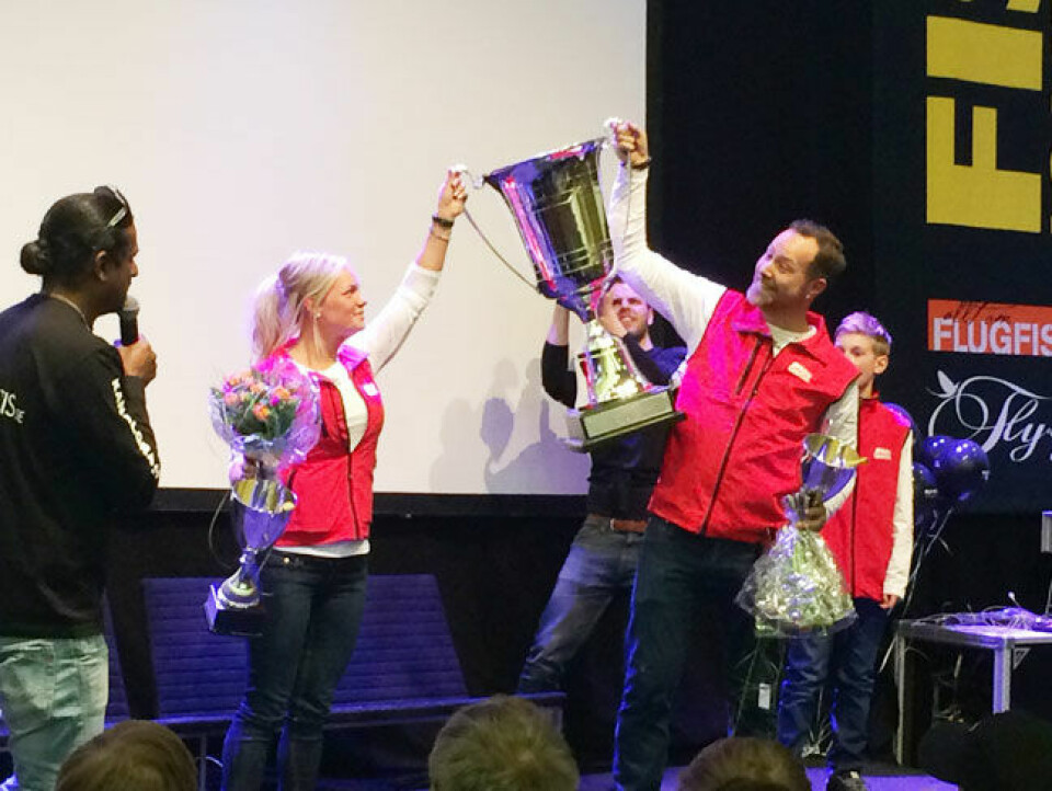 Evelina Henriksen och Claes 'Svartzonker' Claesson tar emot den stora vandringspokalen i finalen av Fly VS Jerk.